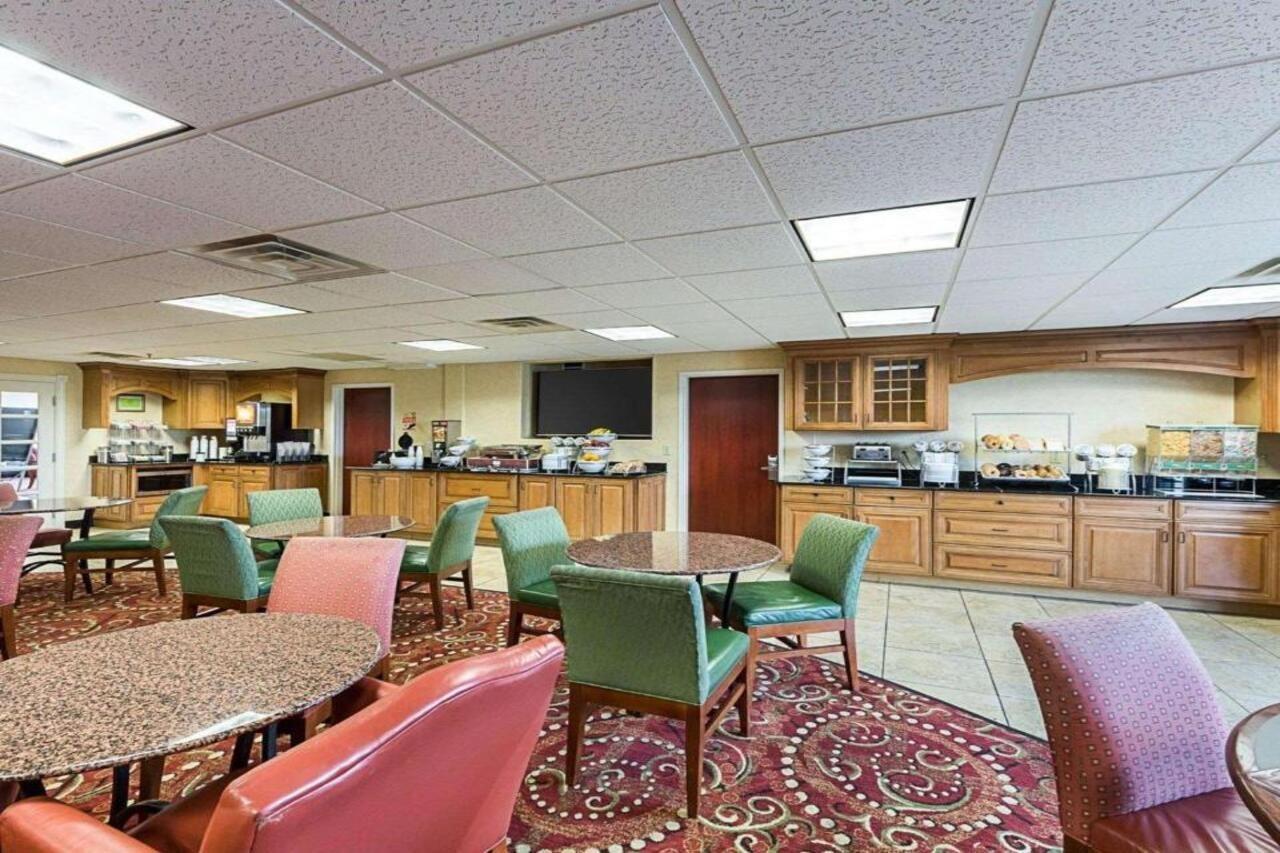 Comfort Suites Airport Wichita Buitenkant foto