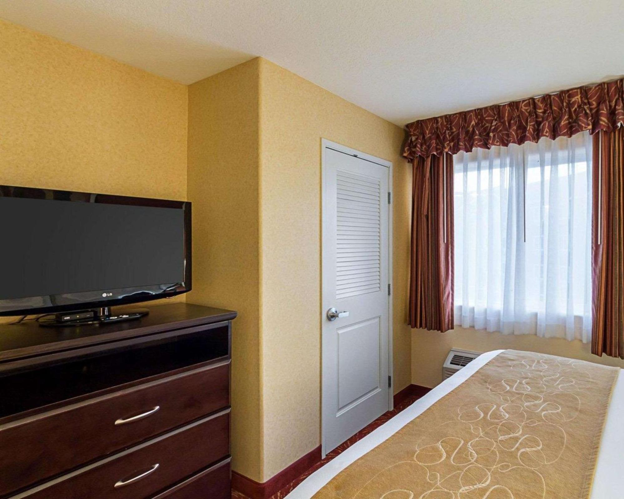 Comfort Suites Airport Wichita Buitenkant foto